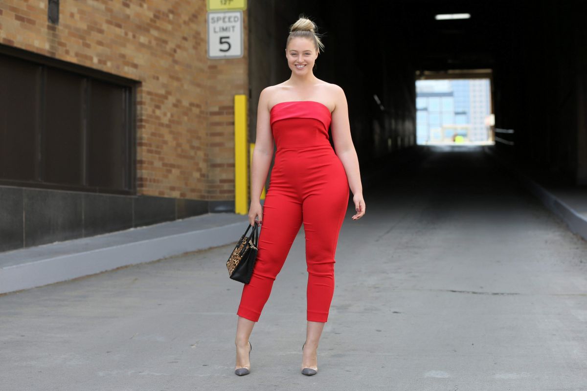 iskra-lawrence-at-badgley-mischka-fashion-show-in-new-york-09-12