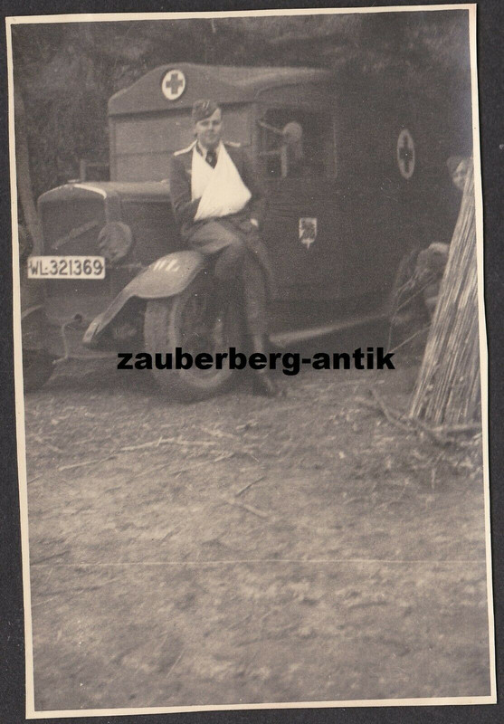 Foto Luftwaffe verwundeter Soldat JG 54 Löwe von Aspern LKW Sanitäter