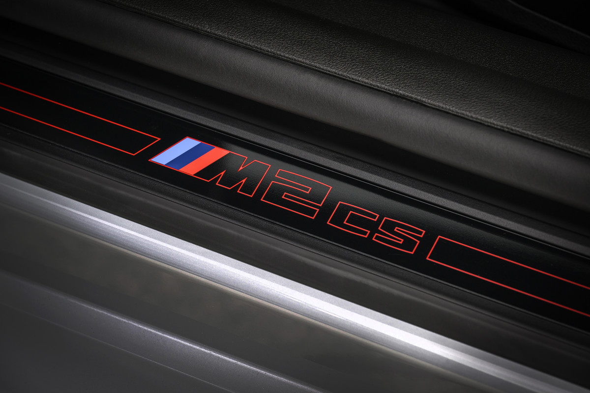 P90600897_highRes_the-new-bmw-m2-cs