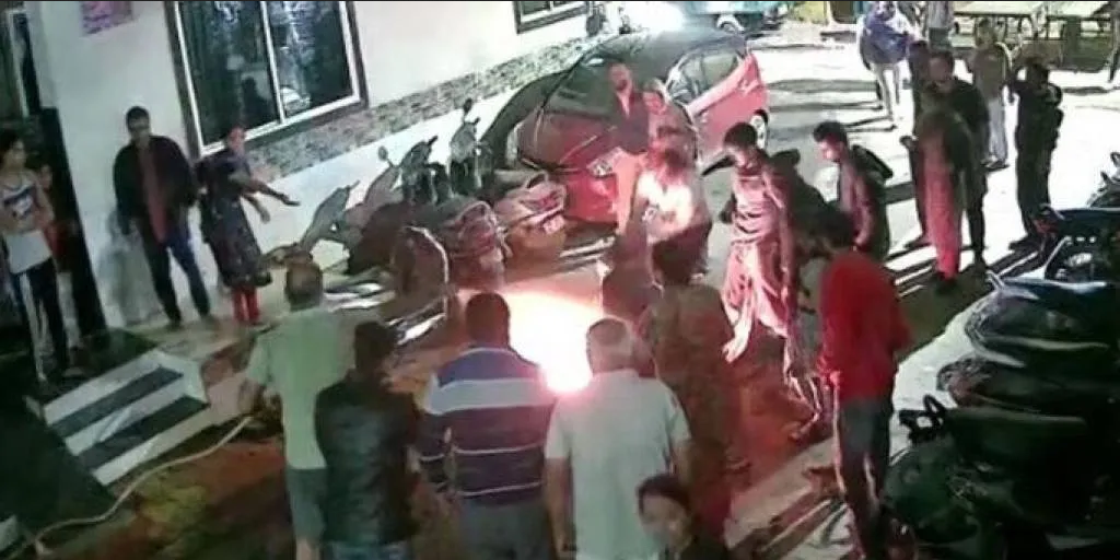 Lo dejó para casarse con otro y el exmarido se prende fuego