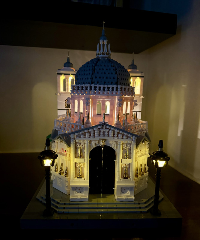 The full nighttime display effect.