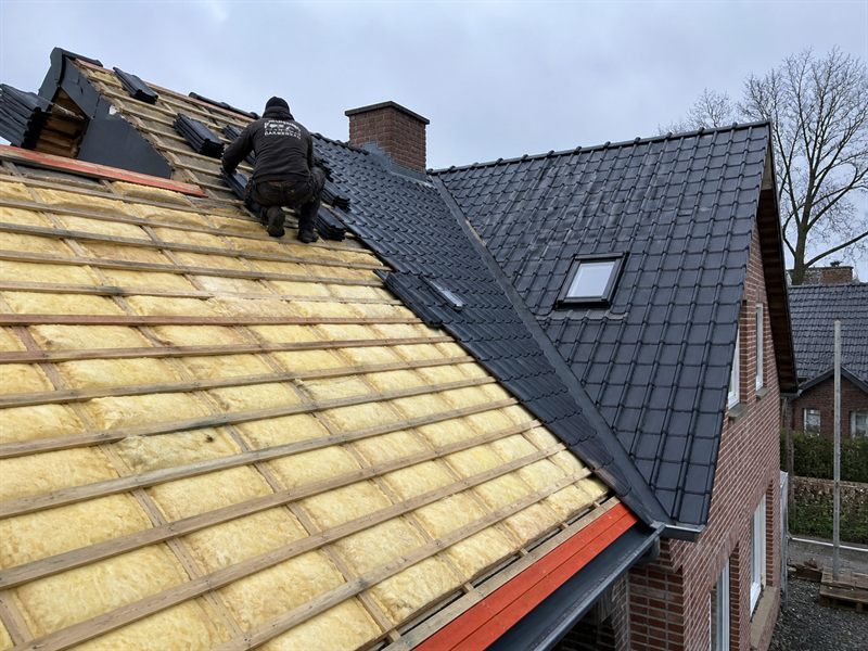 Dakisolatie wordt aangebracht onder de pannen