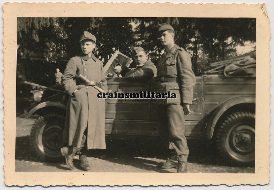 Foto Soldaten m. Volkswagen Kübelwagen Typ 82 Pkw b. Grenoble Fr