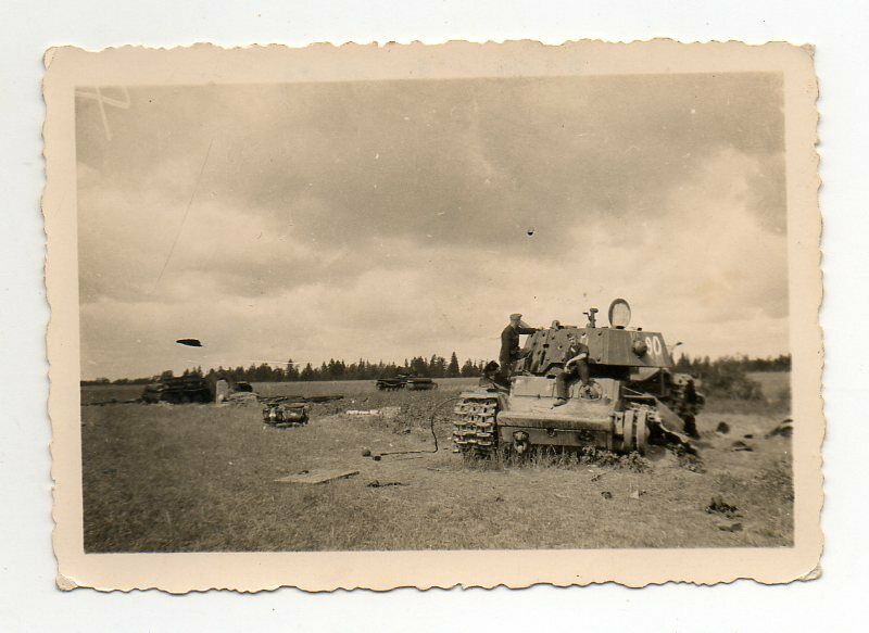 Foto Soldaten auf zerstörtem Panzer Rußland 1942