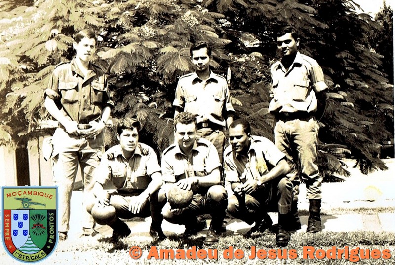 Em-Louren-o-Marques-com-v-rios-camaradas