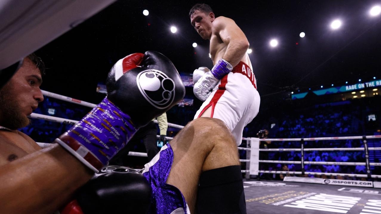 Callum Smith deja a su rival enredado en las cuerdas con brutal nocaut