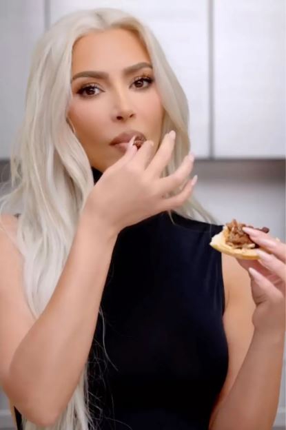 Kim Kardashian demuestra que no fingió comer productos veganos tras críticas