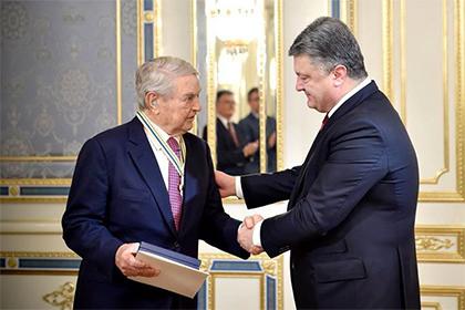 Soros Kijevben. "Érdemeiért" kitüntette Petró Porosenkó, a 2014. május 25-i elnökválasztáson, az amerikaiak jelöltjeként szinte vetélytárs nélkül indult és győztes ukrán elnök.