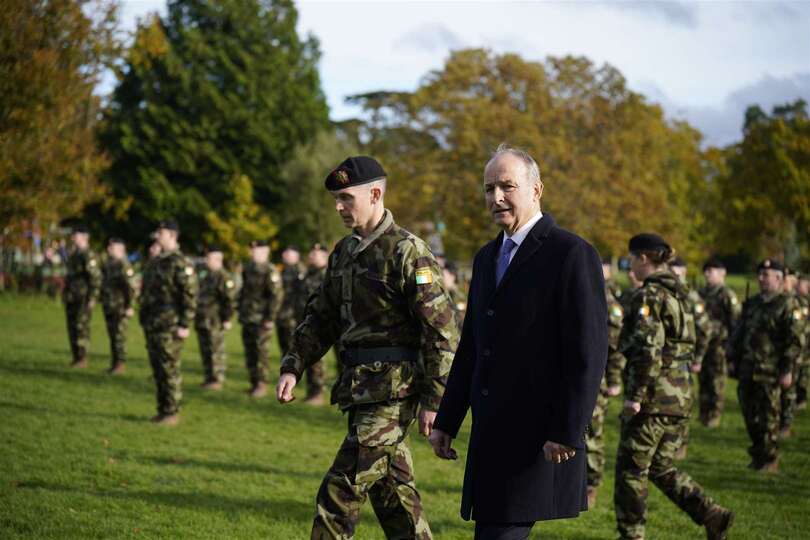 Le candidat aux élections présidentielles pour l’Alliance Asfortienne, Victor Hardenbor Jr. (PUR-AA), lors de sa visite de la base militaire de Fort Aulbert, dans le centre de New Austaria, le 4 avril 2019.