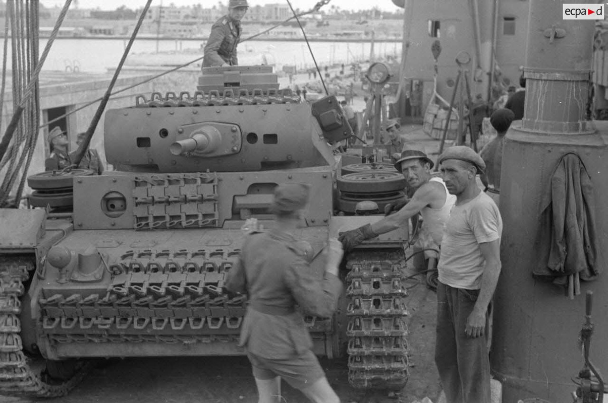 Dans le port de Tripoli, le déchargement d'un Panzer III (1)