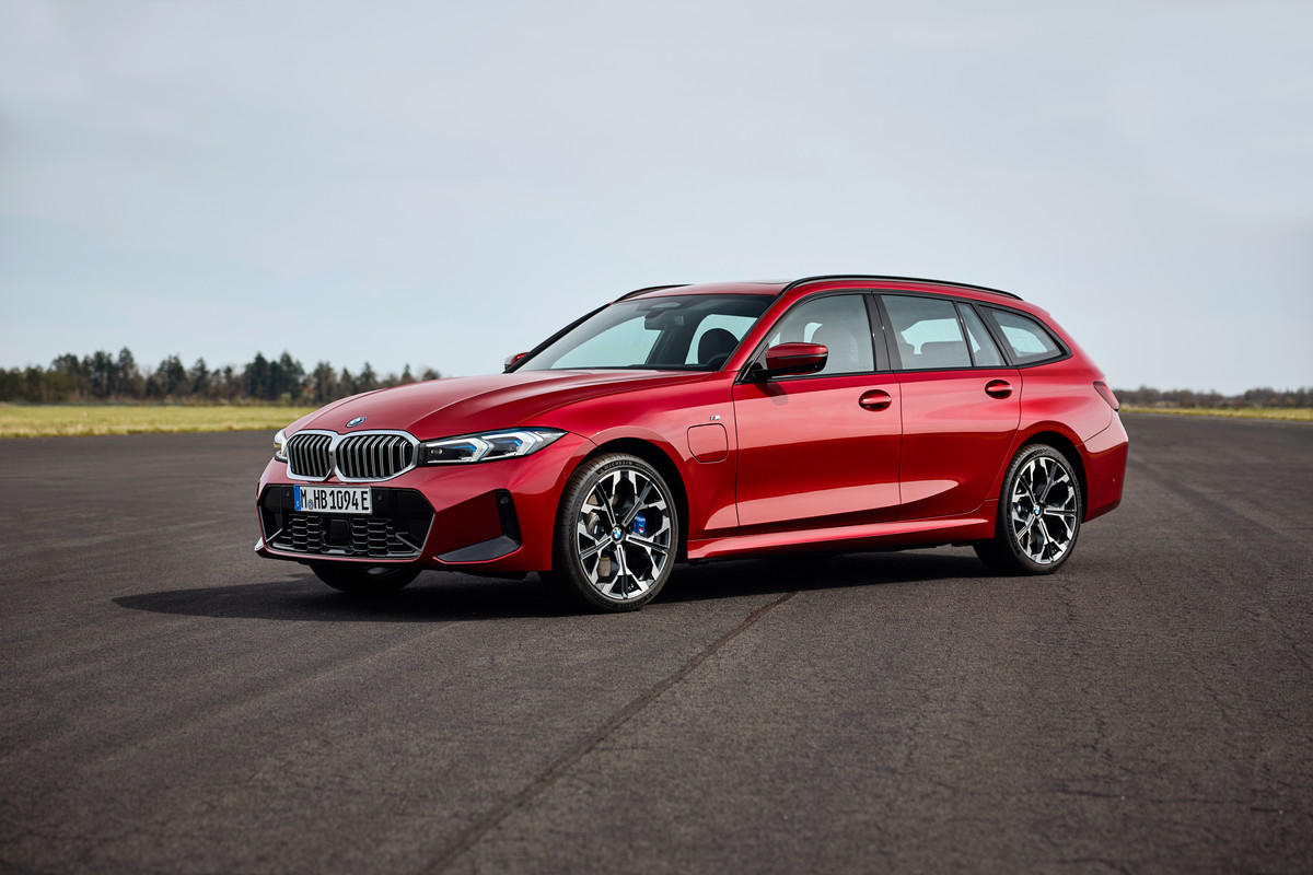 P90549658_highRes_the-new-bmw-330e-tou