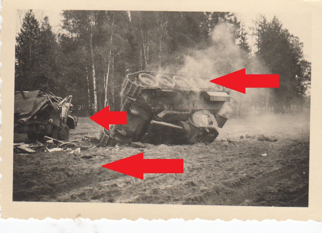 Foto im Schlachtfeld schwer zerstörter Panzer, tolle Aufnahme !