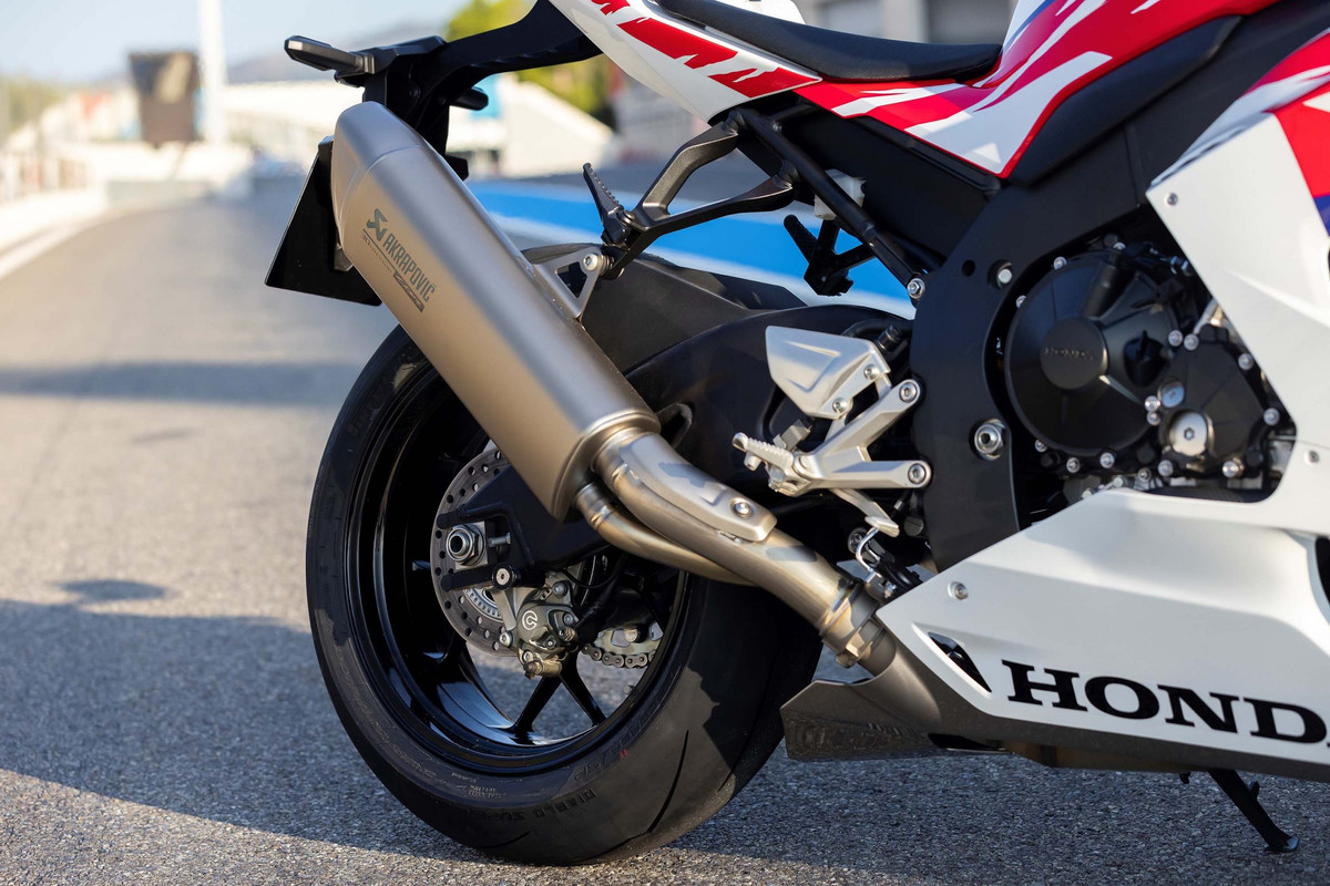 Спортбайк Honda CBR1000RR-R Fireblade SP 30th Anniversary 2022