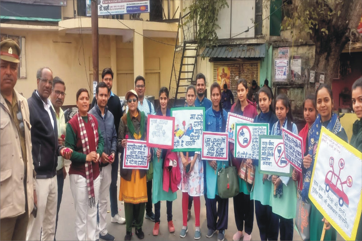 सड़क सुरक्षा के अन्तर्गत जन जागरूकता अभियान चलाया हेलमेट धारकों व सीट बैल्ट लगा कर निकलने पर दिये पुष्प