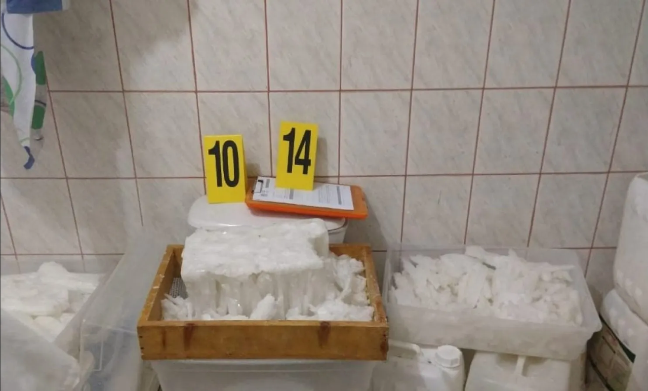 Combate al narco: Aseguran metanfetamina líquida durante cateo en Mexicali