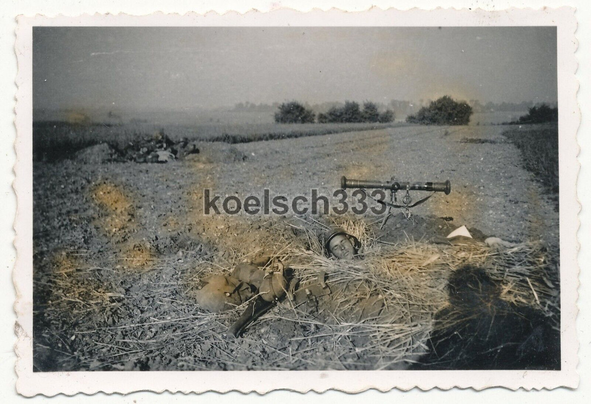 Foto Soldat schläft im Deckungsloch neben Entfernungsmesser in Frankreich 1940