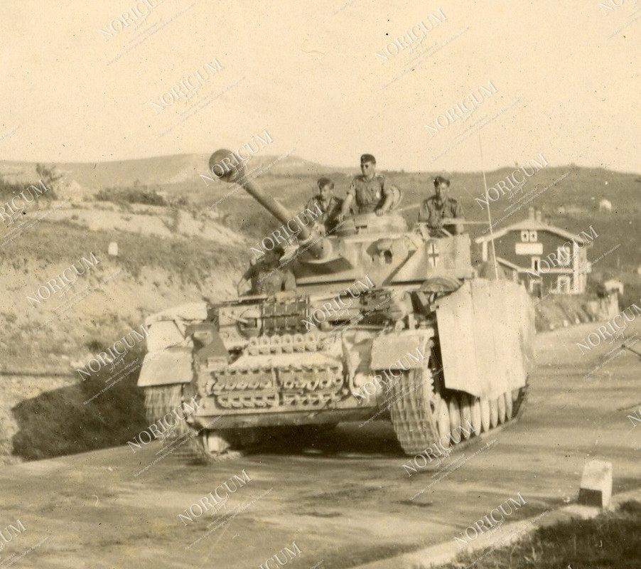 Foto Panzer IV Seitenschürze bei Trieste Tarnung camo Südfront Tank WH (2)