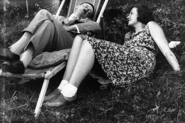 Hitler en un estado de total relajación junto a Geli
