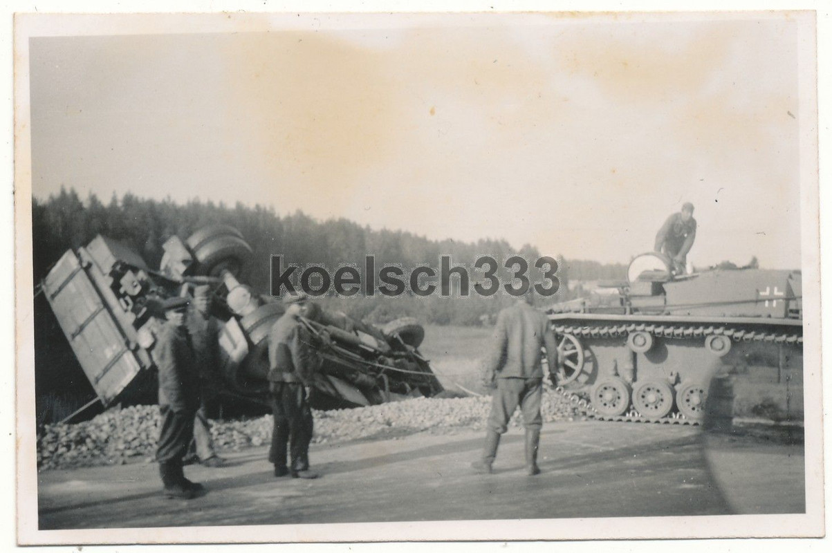 Foto Sturmgeschütz Panzer LKW Bergung Transport 
