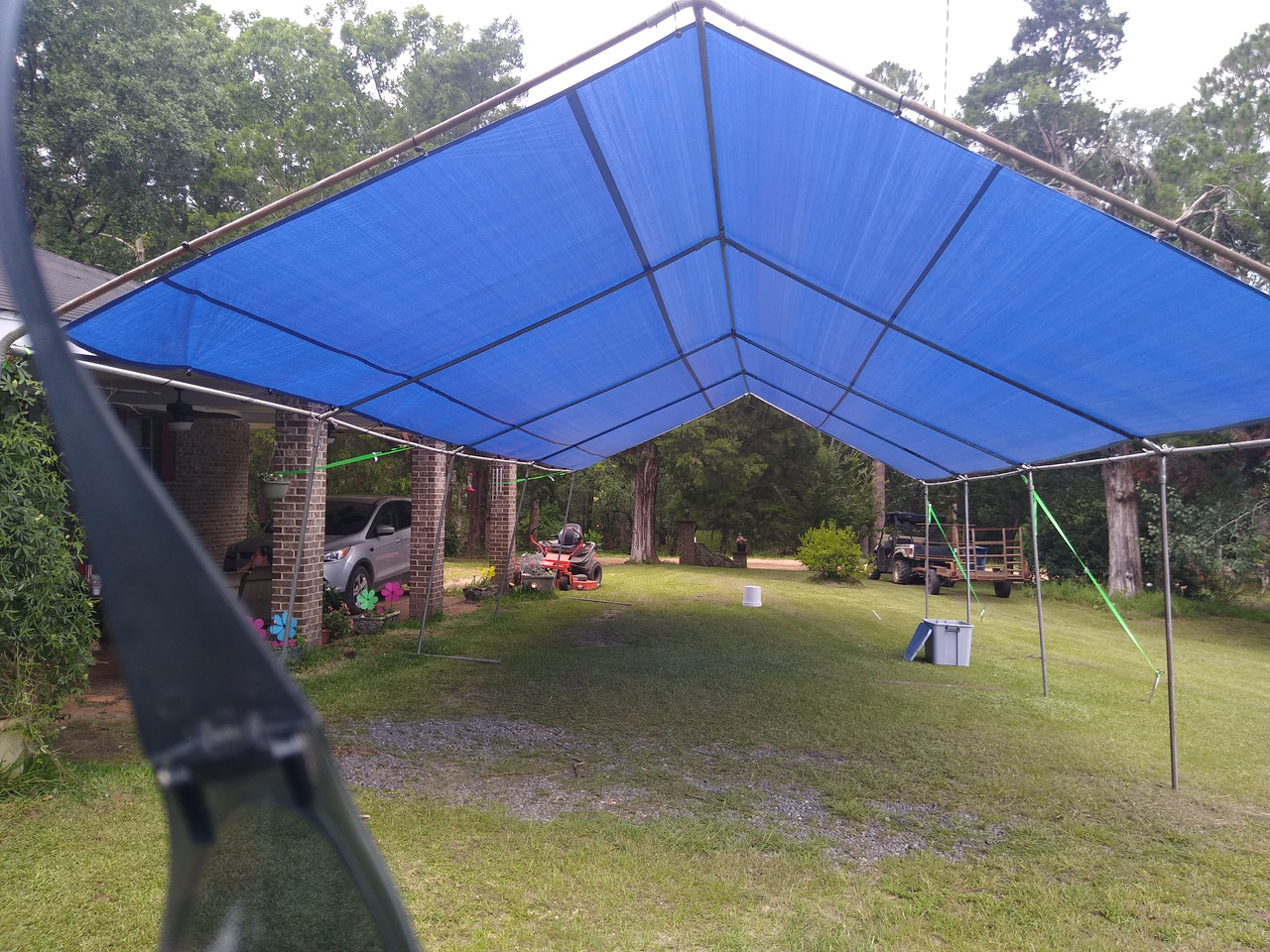 Área externa protegida com lona de cobertura para evitar chuva e excesso de sol