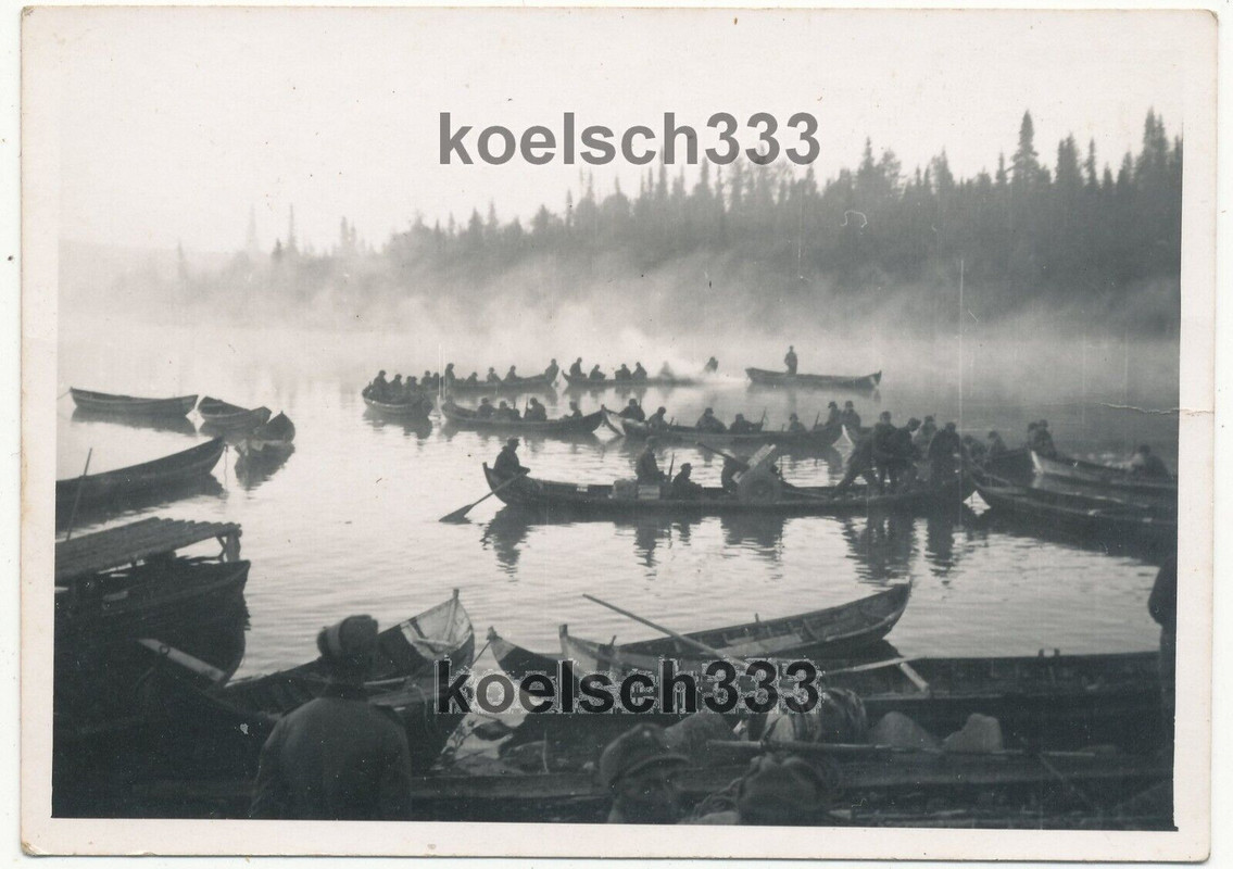 5 Fotos Soldaten in Booten mit PaK Geschütz an der Narwa Front in Estland