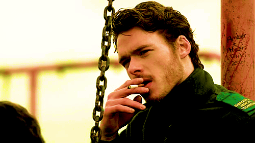 Richard Madden fuma una sigaretta (o erba)
