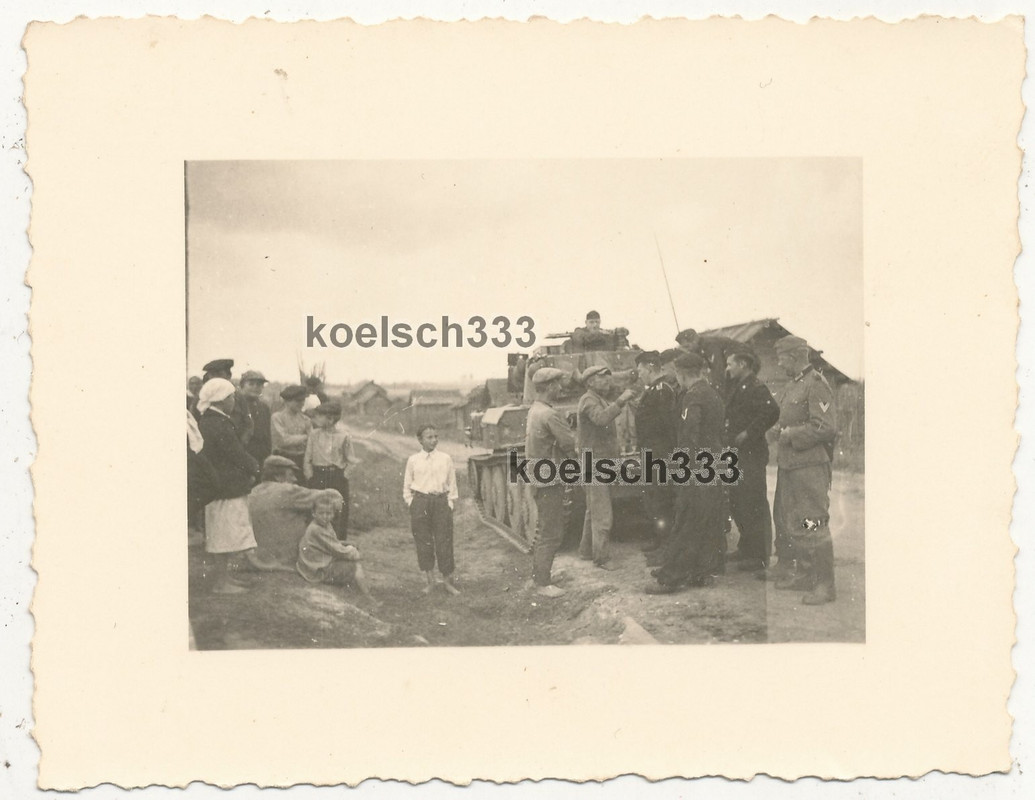 Foto Panzermänner der Wehrmacht am Panzer 38(t) Kampfwagen an der Ostfront 1941