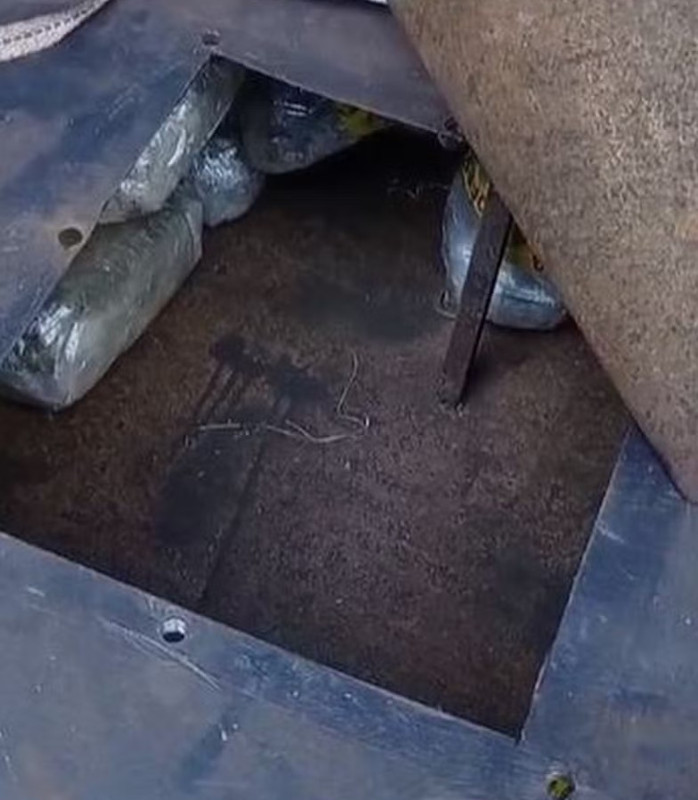 Parte da droga apreendida pelo Batalhão de Choque estava no fundo falso do caminhão — Foto: Batalhão de Choque/Divulgação