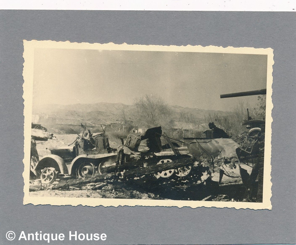 Foto WK II Wehrmacht zerstörtes Halbkettenfahrze