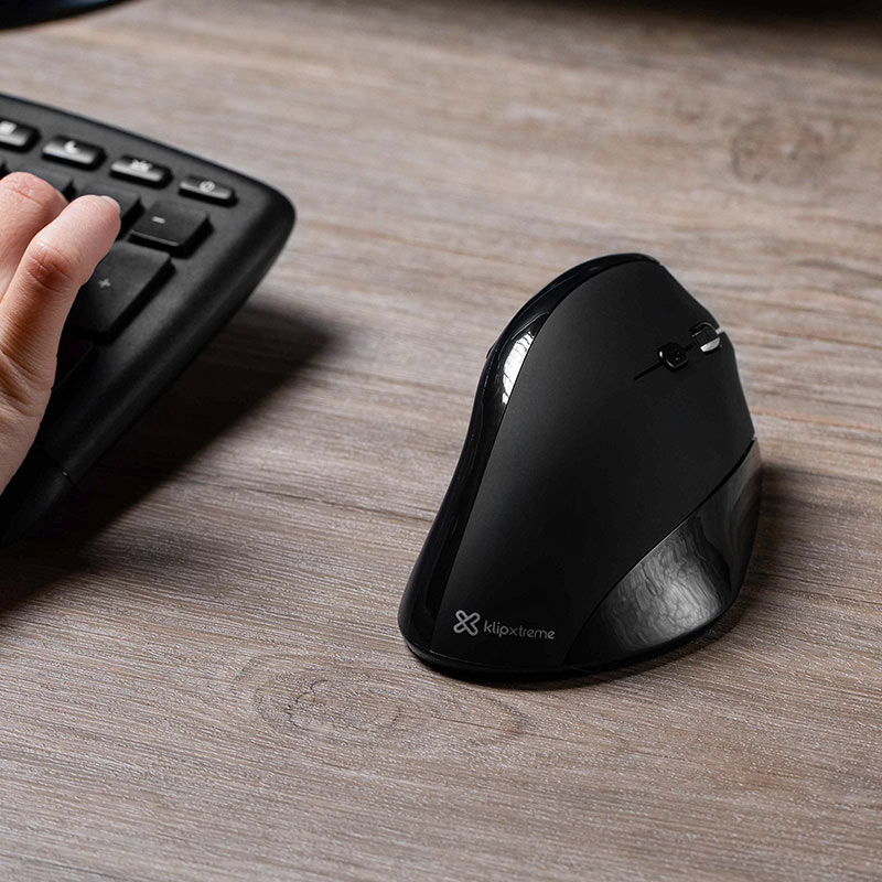 Mouse vertical ergonómico KlipXtreme con sus 6 botones de fácil acceso.
