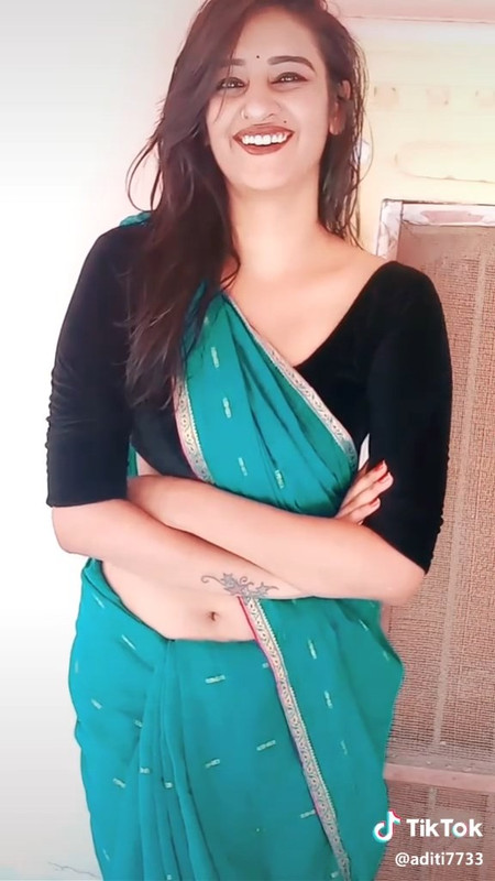 Tall sexy desi girl navel in green and black saree.mp4_snapshot_00.10.830