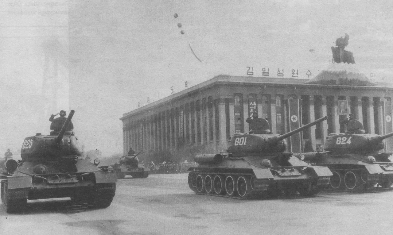 Apres guerre,le T-34 au combat - Page 3 T-34-85-dans-la-rue-Kim-Il-sung-Pyongyang-lors-d-un-d-fil-pour-le-Jour-de-la-Lib-ration-Nationale
