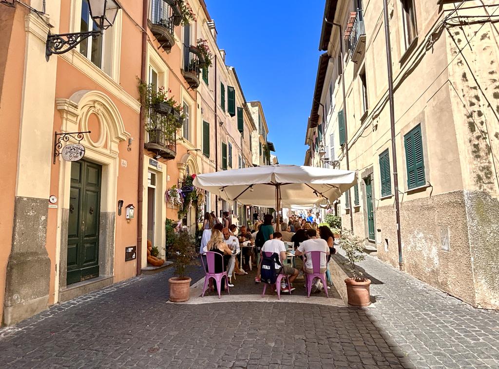 Жаркий сентябрь на побережье Тирренского моря.