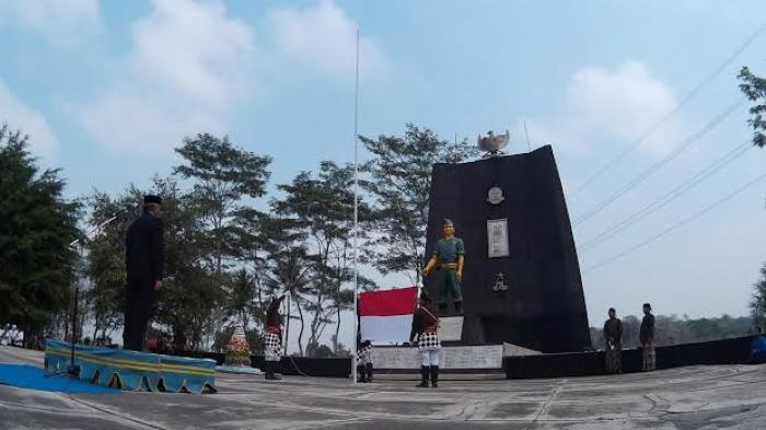Upacara HUT Kemerdekaan RI ke-70 di Monumen Perjuangan Taruna, Plataran, Selomartani, Kalasan 
