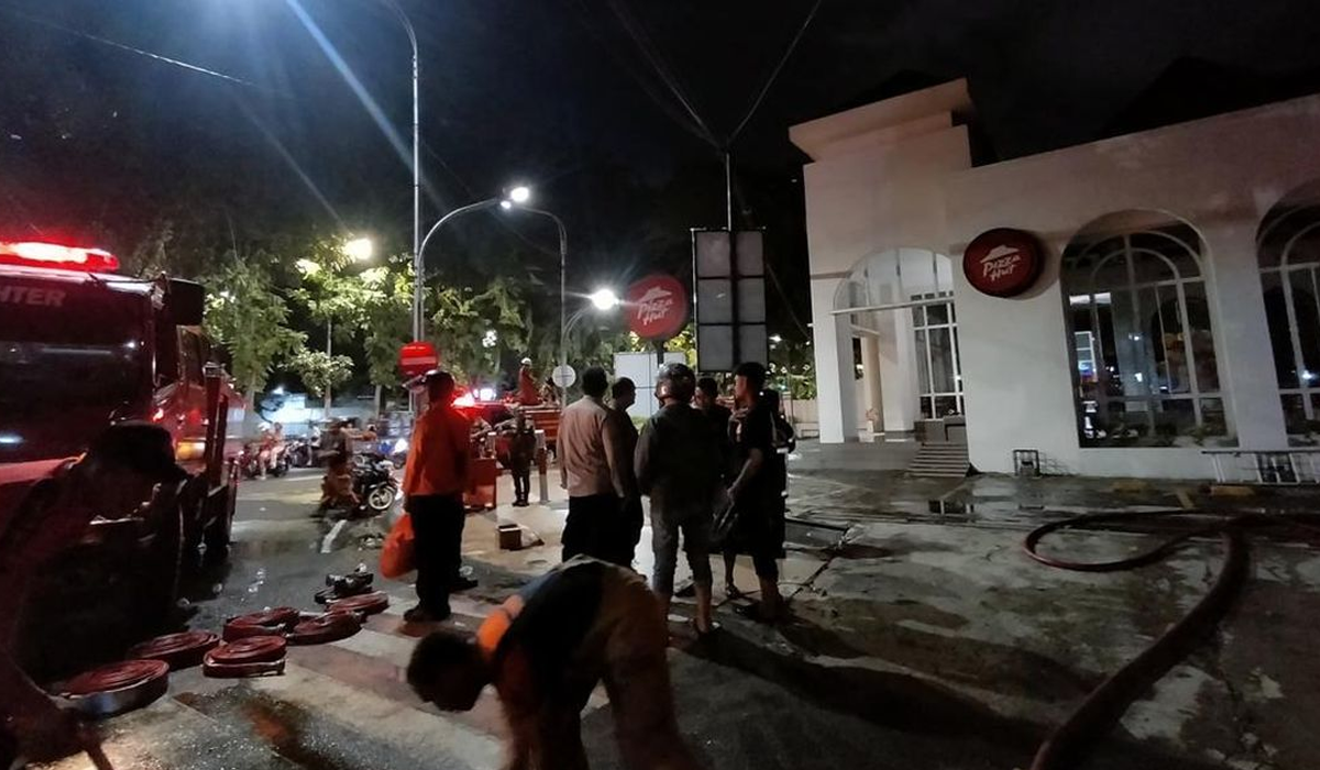 Kebakaran Hebat Pizza Hut Surabaya, Api Diduga dari Dapur Lantai 2!