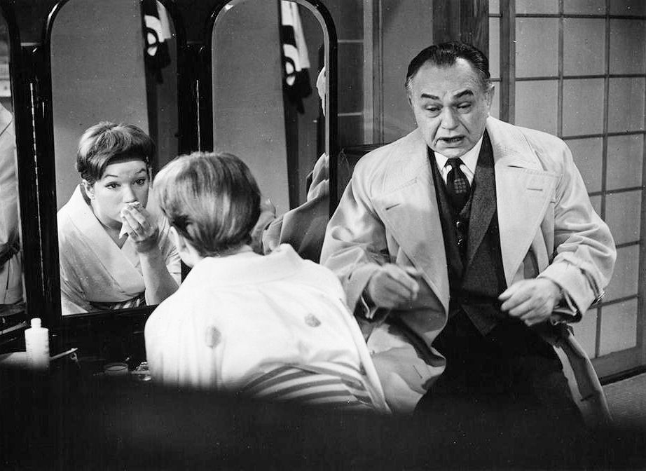 Shirley_MacLaine_b14