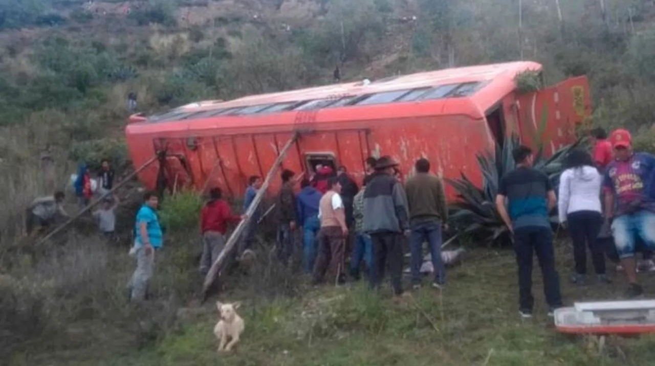 Autobús cae a un barranco y deja más de 10 heridos y seis muertos