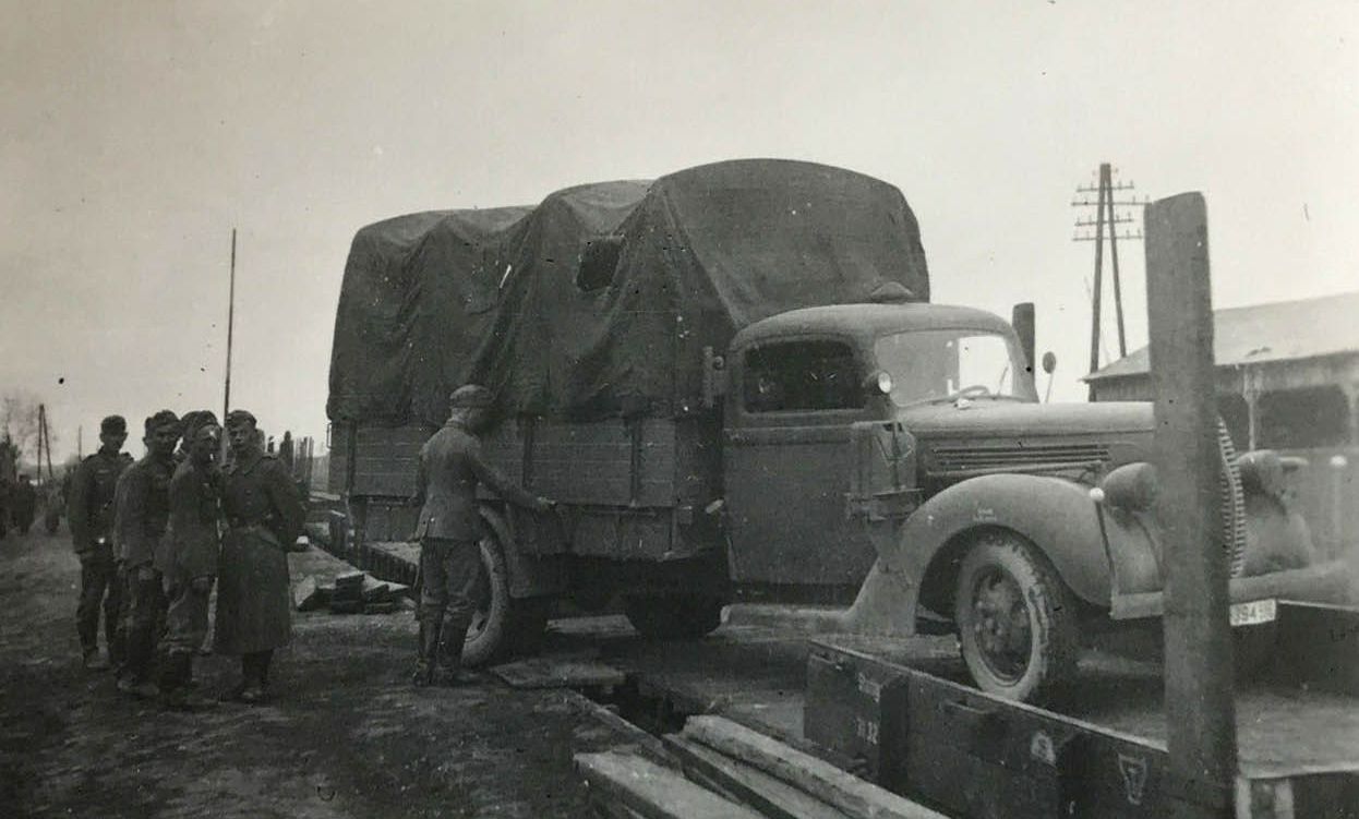 Ford G917T being loaded on flatcar