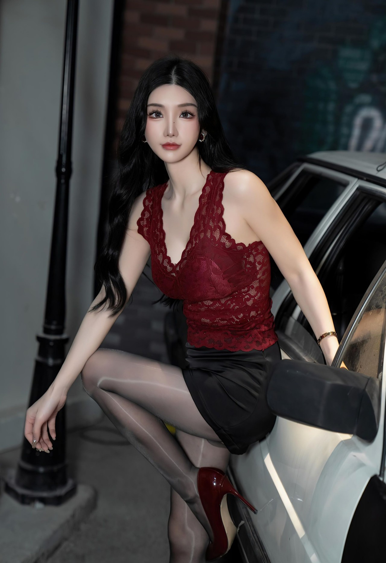周于希《极品车模》写真，红黑拼接蕾丝上衣与黑色短裙，优雅与性感插图2