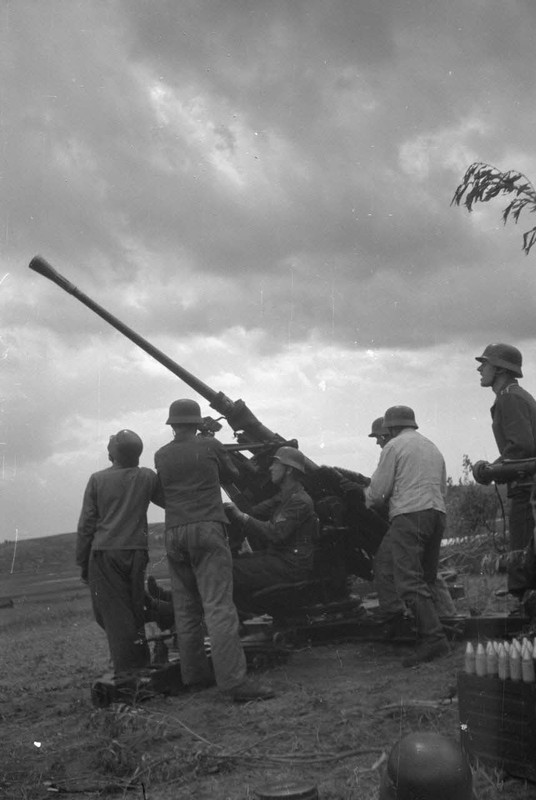 Les servants d'un canon de DCA de la Luftwaffe (3,7 cm FlaK).