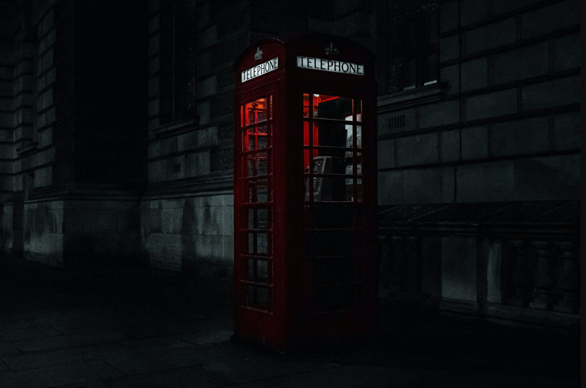 red-phone-box-dis1.jpg