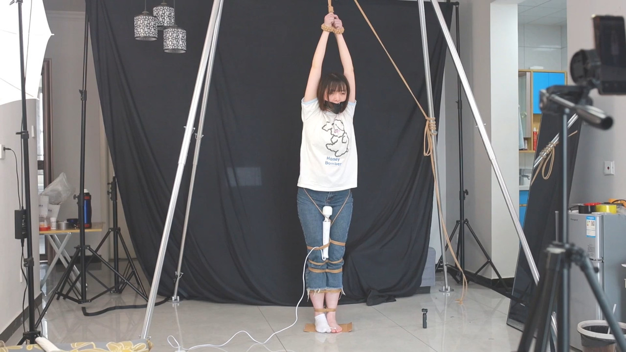 心悦艺束 订拍筱筱被入室调教.mp4_20210616_085429.692