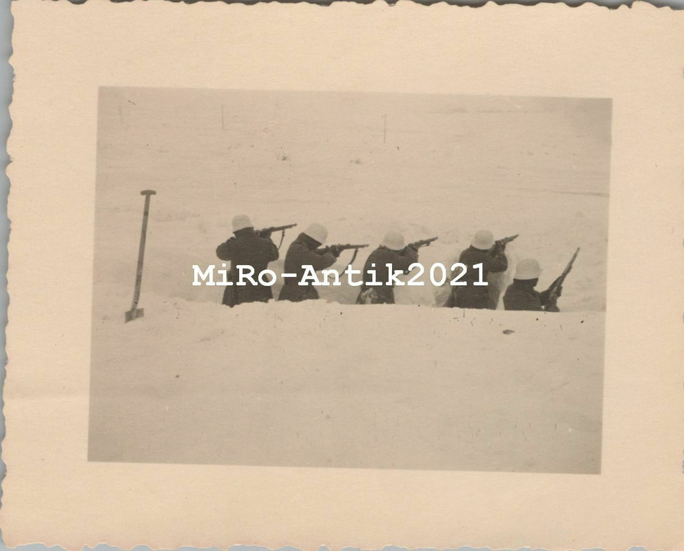 3 x Foto, Wk2, Soldaten mit Schneetarnhelm warten im Schützengraben3