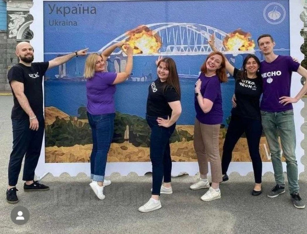 Хохлы фотографируются на фоне марки. Украинцы фотографируются на фоне моста. Украинцы радуются на фоне Крымского моста. Киевляне фотографируются на фоне горящего Крымского моста.