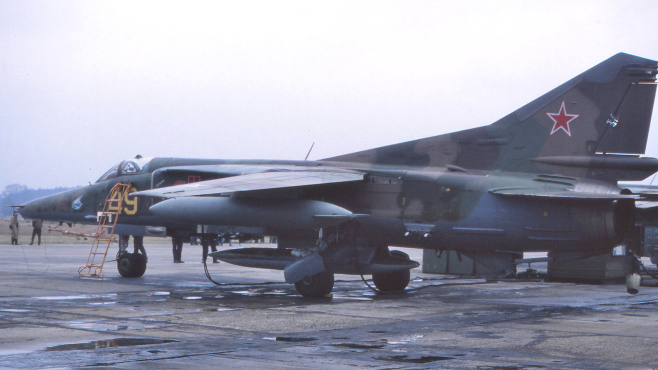 19 GvAPIB Mig-27D Yellow 49_61912558158 (2)