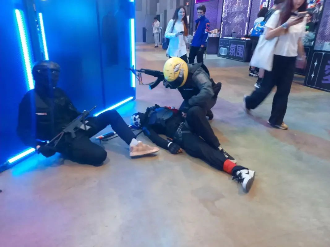 yellow-king-in-rl-cosplay-v0-jp57lo5so7pd1