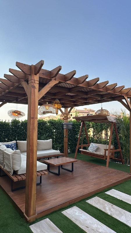 برجولة عصرية مع إضاءة