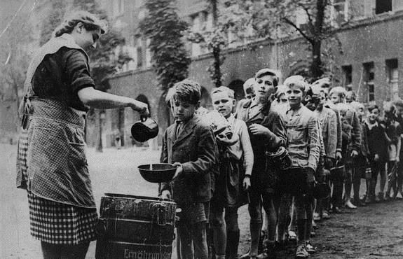 Un grupo de niños recibe su ración de comida