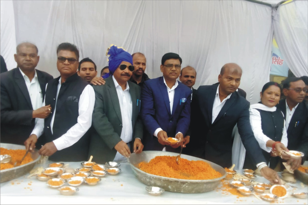 अधिवक्ताओं ने धूमधाम से मनाई संत शिरोमणि रविदास जी की 647 भी जयंती   मिष्ठान का किया वितरण