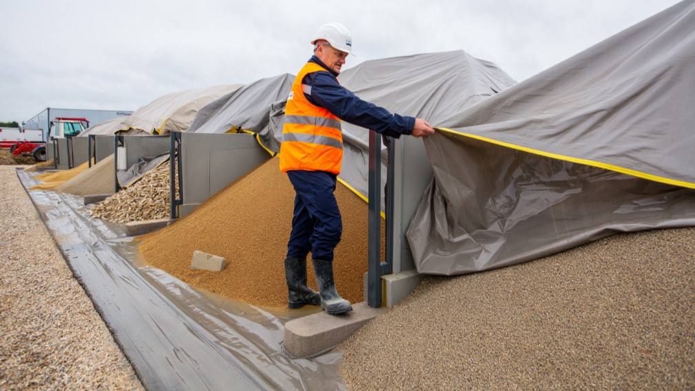 Безопасное хранение сыпучих строительных материалов с защитой от влаги и осадков